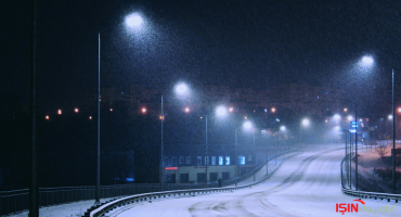 Bir Aydınlatma Direği Kaç Yıl Ayakta Kalır? Dayanıklılığın Arkasındaki Mühendislik